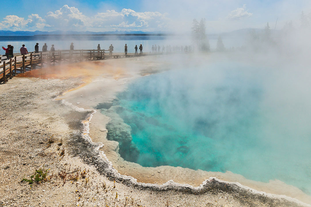 Your Ultimate Guide to Yellowstone National Park - Best Attractions, Activities, Day Hikes, Tips on How to See Wildlife, and More // Eearth Travel #yellowstone #thatsWY #wyoming #visittheusa #outdoorsusa