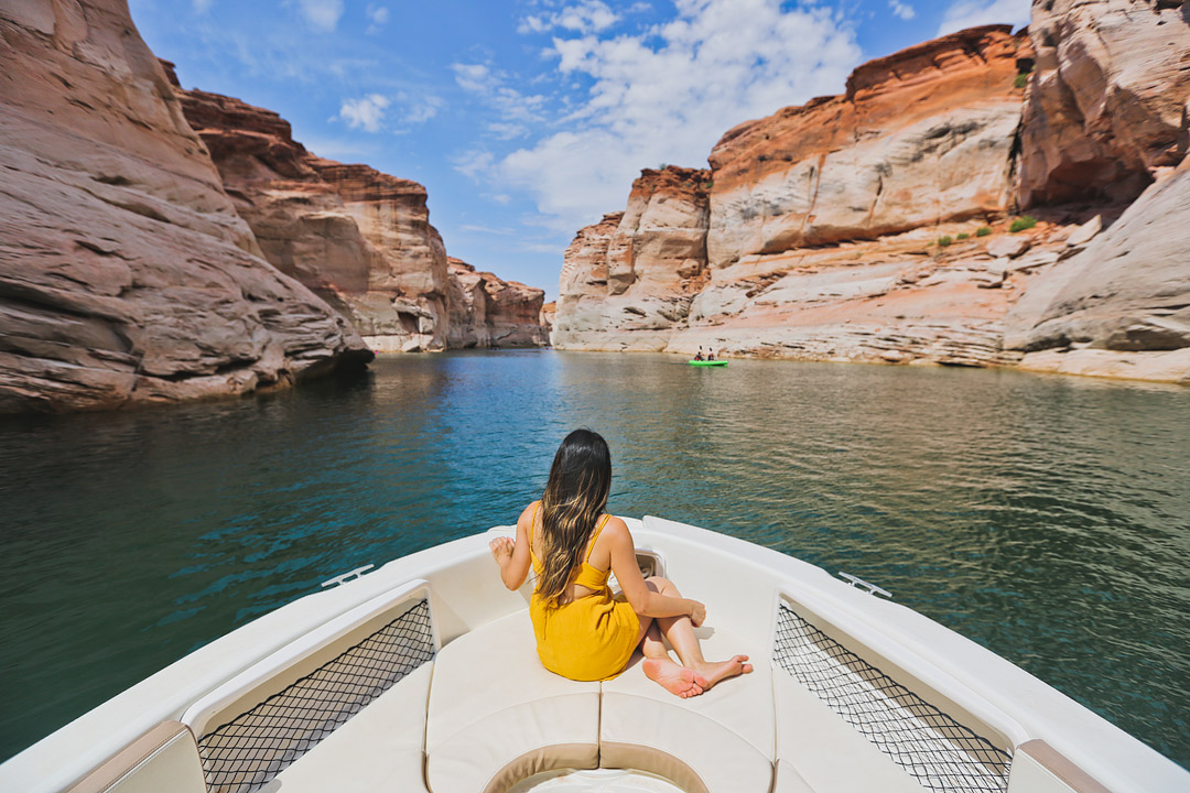 Antelope Canyon Boat Tour + 11 Most Popular Things to Do in Lake Powell and Glen Canyon Park - Lac Powell Lake Utah // Eearth Travel #usa #travel #arizona #utah #az #boating #outdoors #traveltips #summer